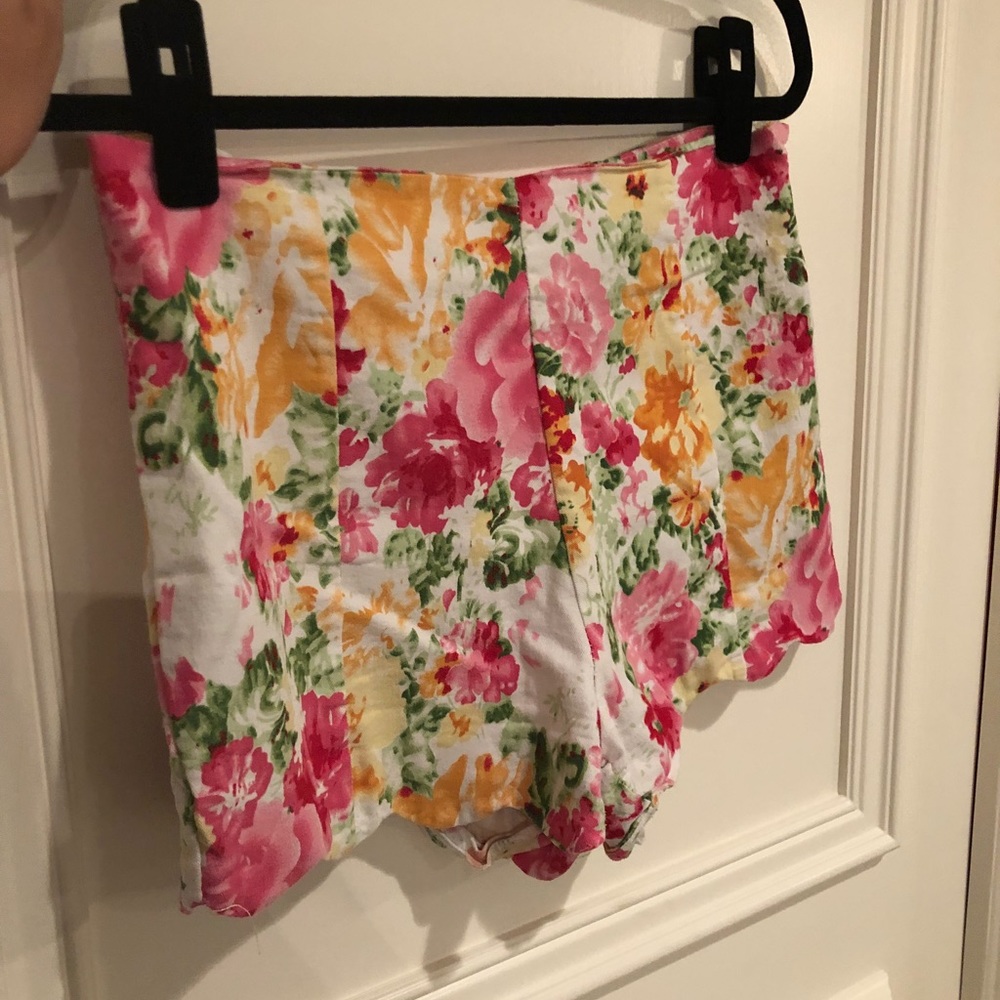 Beautiful stretchy floral shorts